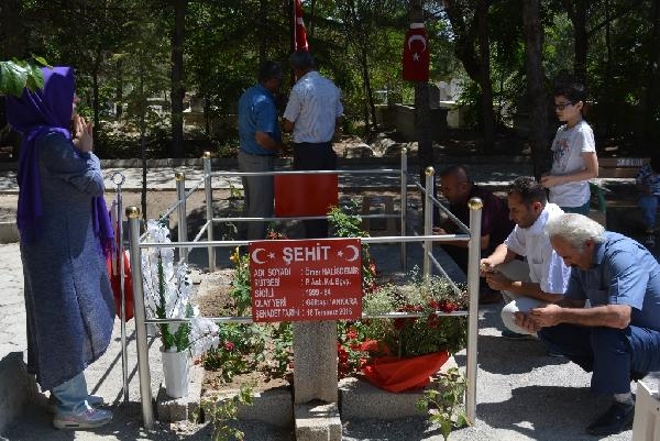 Kahraman asker Ömer Halisdemir’in mezarını 100 bin kişi ziyaret etti