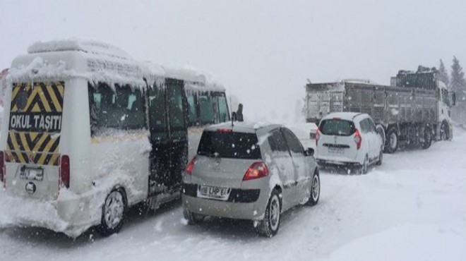Bursa-İzmir yolu 13 saat sonra trafiğe açıldı