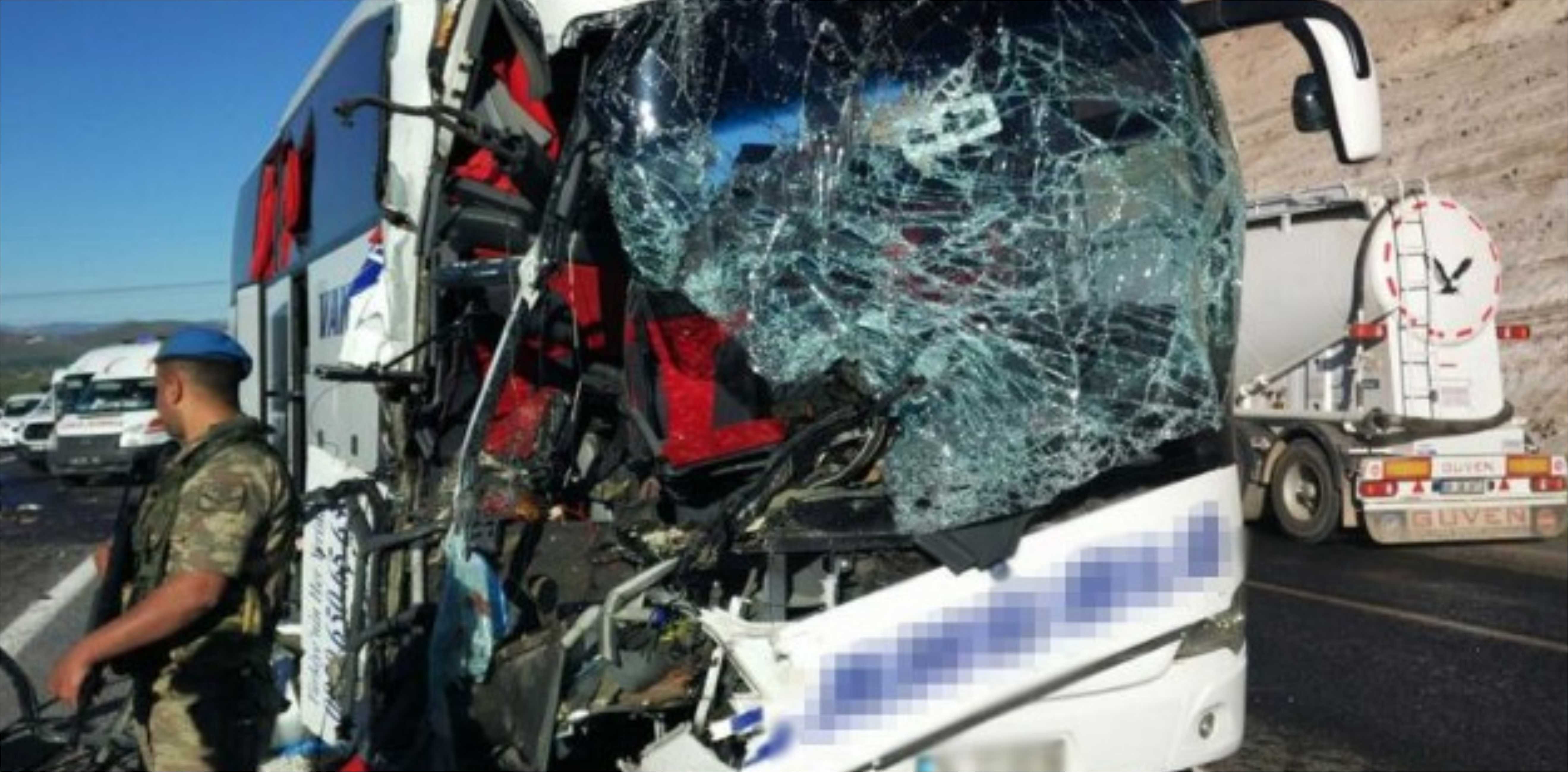 Yolcu otobüsü TIR’a çarptı: Ölü ve yaralılar var