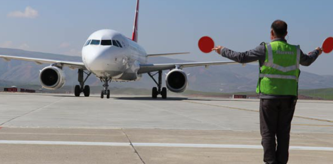 Siirt Havalimanı’na inen THY uçağı su takıyla karşılandı