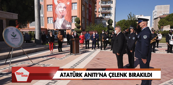 Atatürk Anıtı’na çelenk bırakıldı