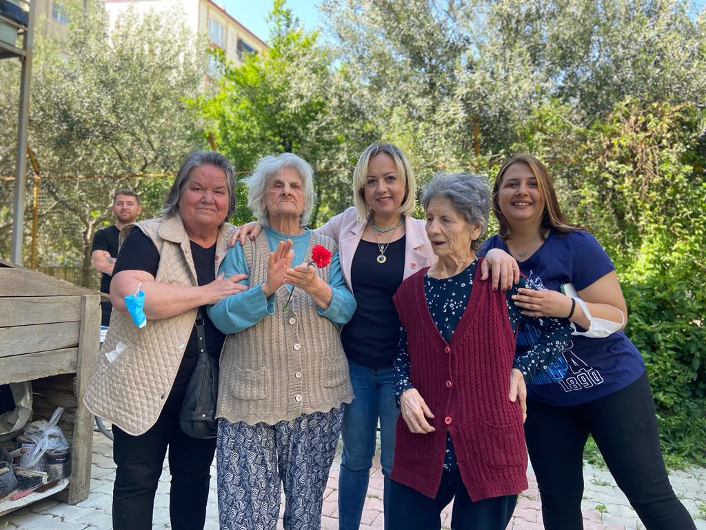 CHP Torbalı huzurevindeki anneleri ziyaret etti