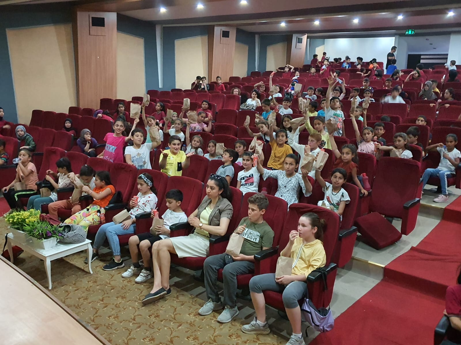 Köy okulu öğrencileriyle sinema keyfi
