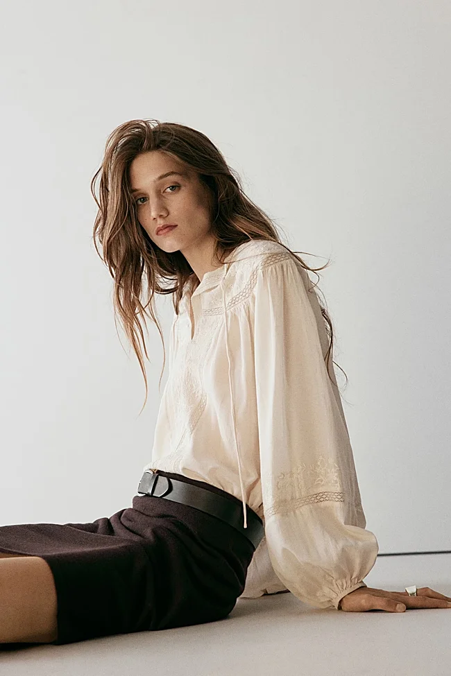 Blusa blanca con bordados de Mango (49,99 euros)