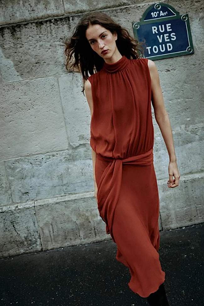 Vestido midi de Zara (39,99 euros)