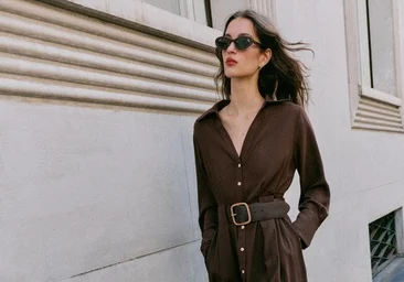 El vestido marrón es la compra clave de la temporada y estos son nuestros favoritos